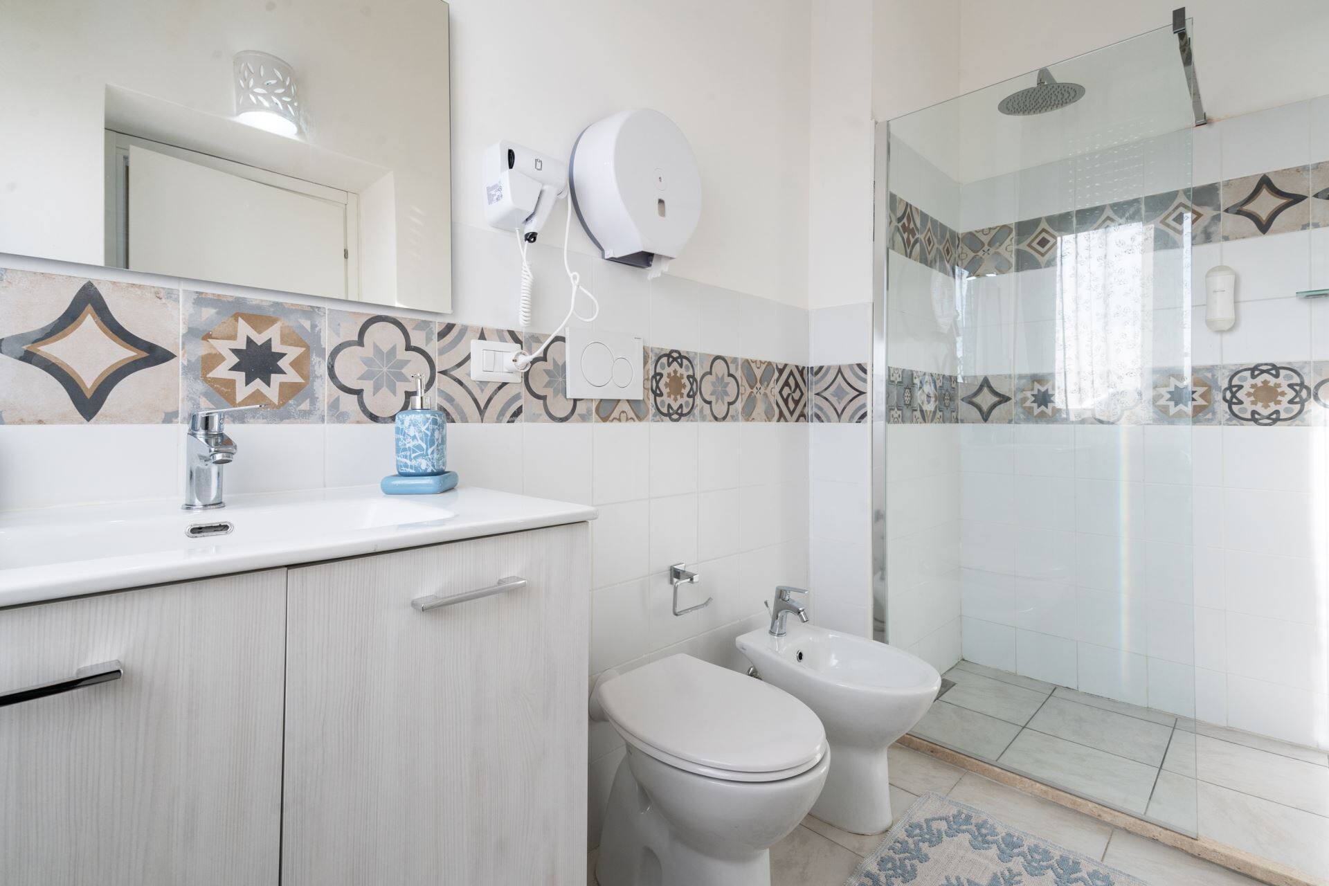 四人房 | 浴室 | 淋浴設備、淋浴花灑、吹風機、坐浴桶