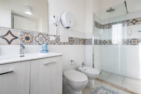 Fyrbäddsrum | Badrum | Dusch, regndusch, hårtork och bidé