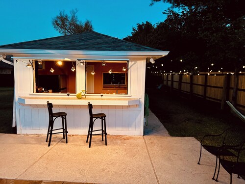 Vibey & Chill Pool House- Pool, Slide & Hot Tub! Outdoor Bar! Events/Parties!