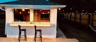 Vibey & Chill Pool House- Pool, Slide & Hot Tub! Outdoor Bar! Events/Parties!