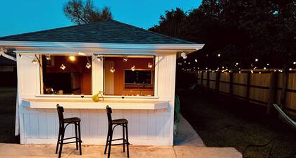 Vibey & Chill Pool House- Pool, Slide & Hot Tub! Outdoor Bar! Events/Parties!