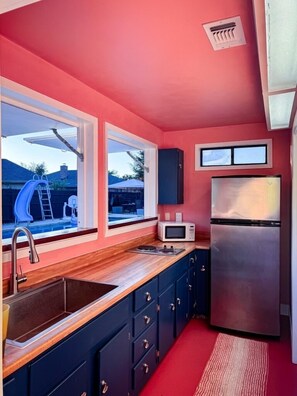 Kühlschrank, Mikrowelle, Herdplatte, Wasserkocher mit Kaffee-/Teezubehör