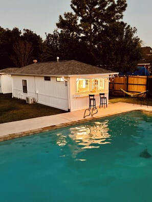 Outdoor pool - Vibey & Chill Pool House- Pool, Slide & Hot Tub! Outdoor Bar! Events/Parties! (College Station)