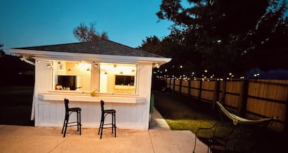 Vibey & Chill Pool House- Pool, Slide & Hot Tub! Outdoor Bar! Events/Parties!