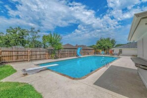 Outdoor pool - Vibey & Chill Pool House- Pool, Slide & Hot Tub! Outdoor Bar! Events/Parties! (College Station)