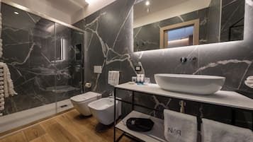 Chambre Exécutive Double ou avec lits jumeaux, vue ville | Salle de bain | Douche, douche à « effet pluie », sèche-cheveux, chaussons
