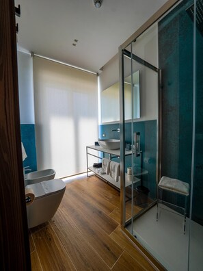 Quarto casal ou duplo executivo, vista para o porto | Banheiro | Chuveiro, chuveiro com efeito de chuva, secador de cabelo, chinelos