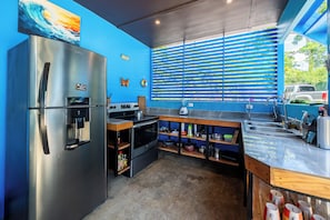 Fridge, oven, stovetop, coffee/tea maker