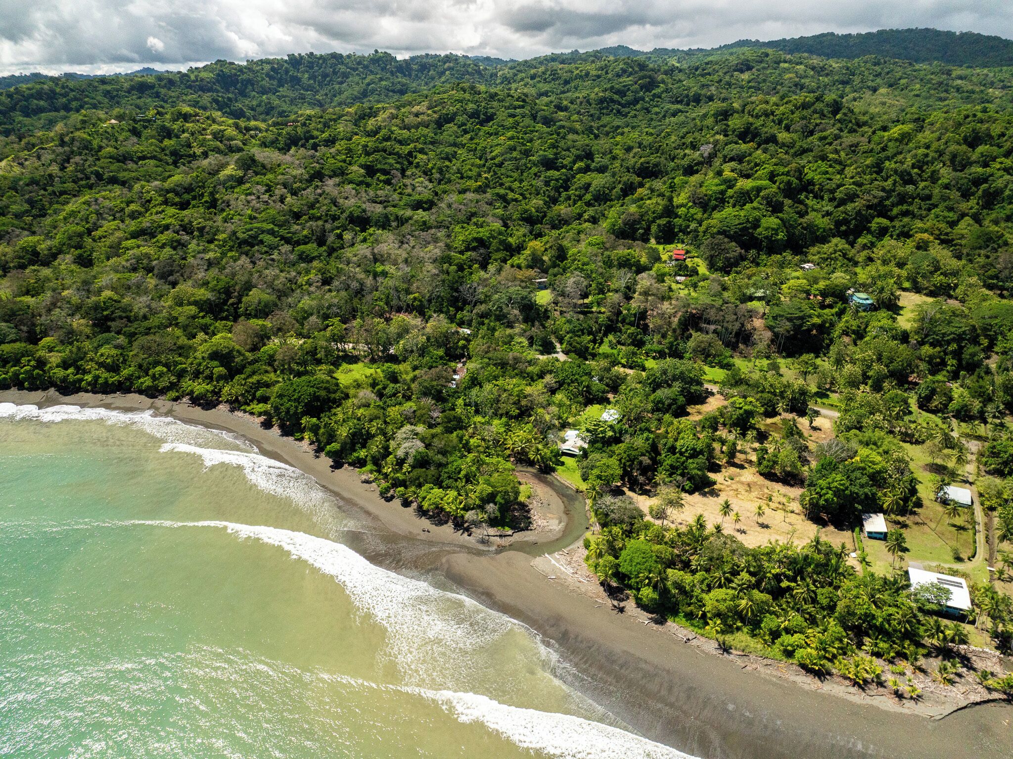 Perto da praia, espreguiçadeiras, toalhas de praia 