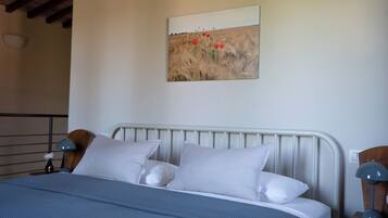 2 bedrooms, desk, WiFi, bed sheets