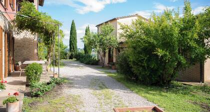 Beautiful vacation home in the Umbrian hills - only 12 min from famous Montone