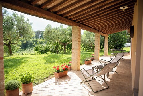 Beautiful vacation home in the Umbrian hills - only 12 min from famous Montone