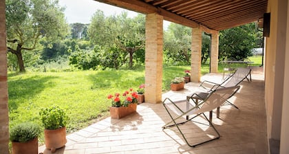 Beautiful vacation home in the Umbrian hills - only 12 min from famous Montone