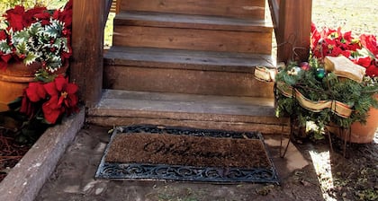 Betty's creek loft in Rabun Gap with beautiful views. 10 miles from Clayton.