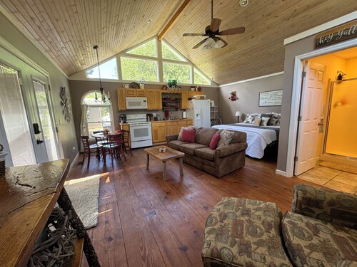 Betty's creek loft in Rabun Gap with beautiful views. 10 miles from Clayton. 
