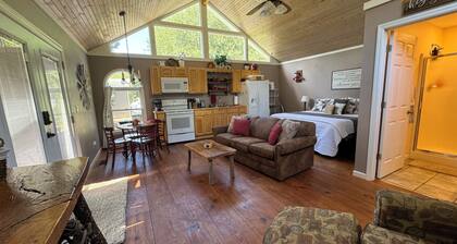 Betty's creek loft in Rabun Gap with beautiful views. 10 miles from Clayton.