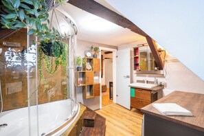 Secadora de cabello, toallas, jabón, shampoo 