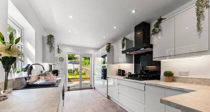Sleek and Stylish Bristol Abode - Sleeps 5