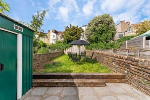 Outdoor dining - Sleek and Stylish Bristol Abode - Sleeps 5 (Bristol)