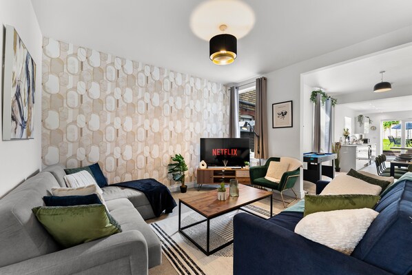 TV - Sleek and Stylish Bristol Abode - Sleeps 5 (Bristol)