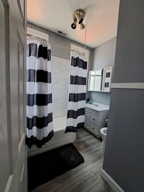 Shower, hair dryer, towels, soap - Charming 4-bedroom apartment in delightful Chicago with central heat/AC, WiFi. (Chicago)