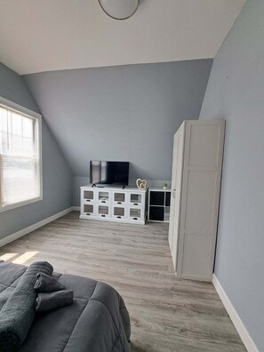 4 bedrooms, iron/ironing board, WiFi, bed sheets - Charming 4-bedroom apartment in delightful Chicago with central heat/AC, WiFi. (Chicago)