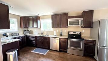 Køleskab, mikrobølgeovn, ovn, kogeplade