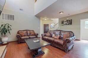 Smart TV, fireplace - Garden House: A Cozy Retreat (Albuquerque)