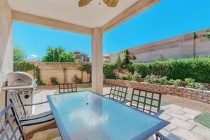 Outdoor dining - Garden House: A Cozy Retreat (Albuquerque)