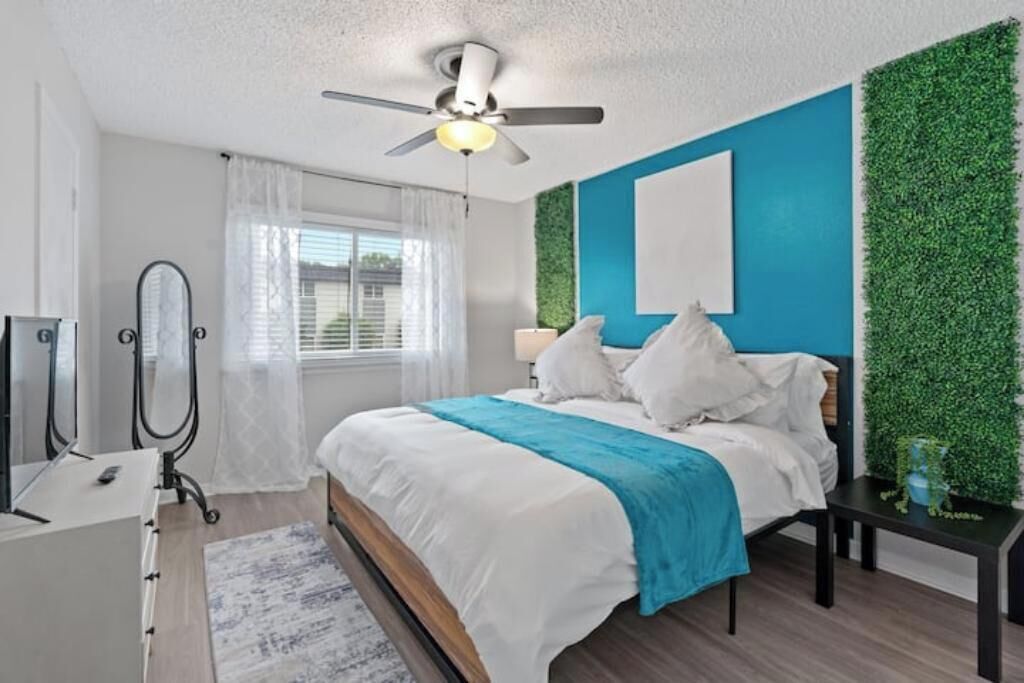 Vibrant Balcony Retreat: King Bed Free Parking