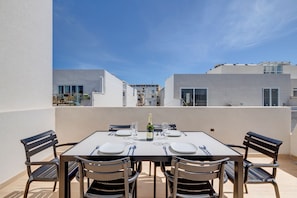 Outdoor dining - Chic Penthouse Steps from the Promenade (Gzira)