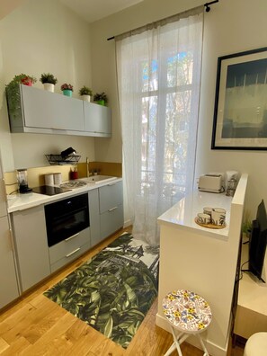 Fridge, microwave, oven, stovetop