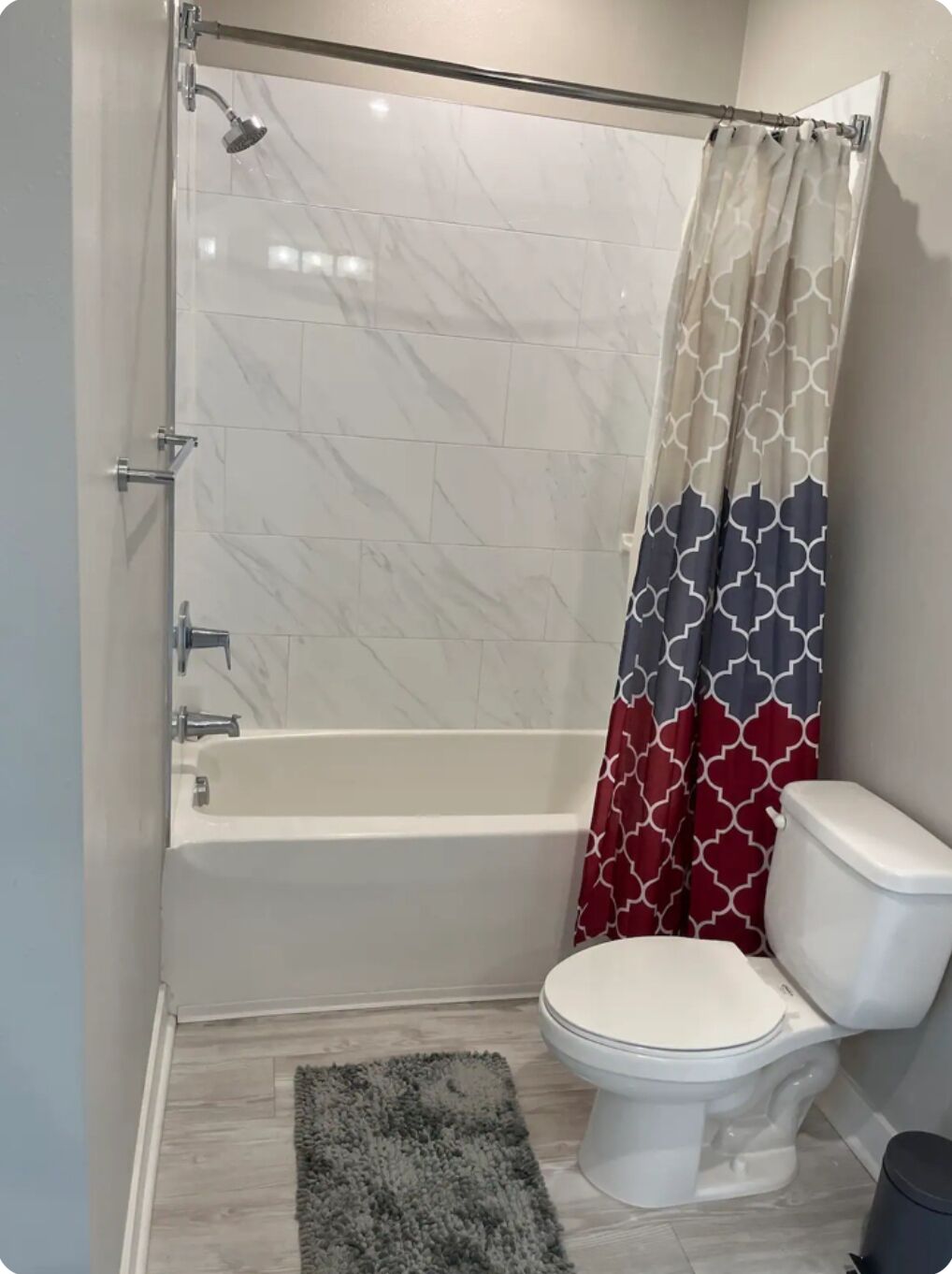 Secador de pelo, toallas, jabón y papel higiénico