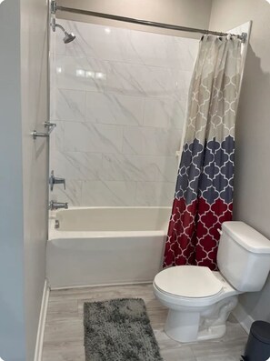 Haartrockner, Handtücher, Seife, Toilettenpapier