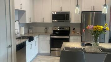 Frigorífico, microondas, horno y placa de cocina