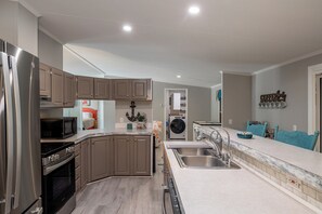 Refrigerador, microondas, horno y lavavajillas