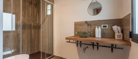 Appartement, balcon | Salle de bain | Douche, sĂšche-cheveux, bidet, serviettes fournies
