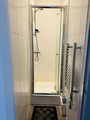 アパートメント | バスルーム | シャワー、タオル、トイレットペーパー