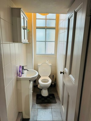 Apartment | Bathroom | Shower, towels, toilet paper - Cozy Edinburgh Apartment Escape (Edinburgh)
