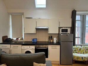 Apartment | Private kitchen | Fridge, microwave, oven, stovetop - Cozy Edinburgh Apartment Escape (Edinburgh)