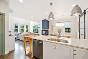 Interior - Upbeat Retreat – Enjoy Bikes, Brews and Mtn Peaks! (Fort Collins)