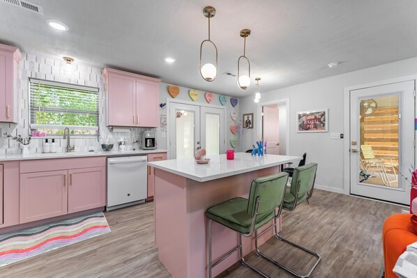 Fridge, microwave, oven, stovetop - Welcome to the ~Candy Shop~ (Bentonville)