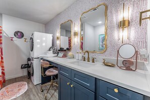 淋浴设施、吹风机、毛巾、肥皂