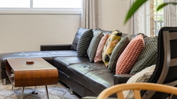 Una televisión, una mesa de tenis de mesa