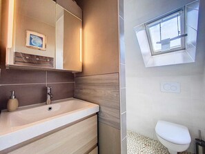 Serviettes fournies, savon, papier toilette