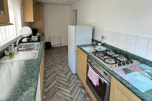Casa | Cuina privada | Frigorífic, microones, forn i placa de cuina 