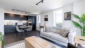 Een modern appartement met keuken, eetgedeelte en woonkamer.