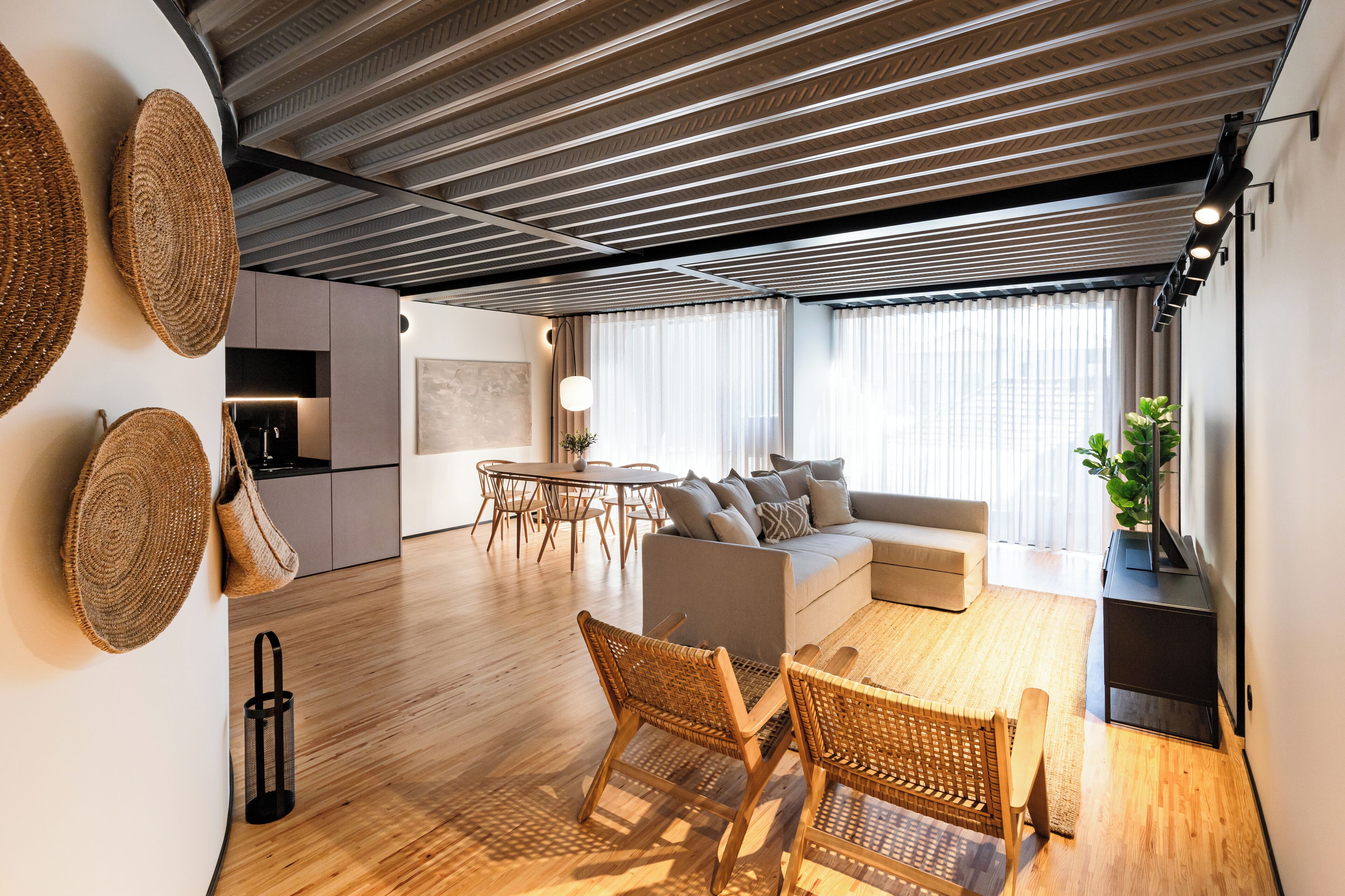 Apartment, 2 Schlafzimmer | Wohnbereich | 43-Zoll-Smart-TV mit Kabelempfang