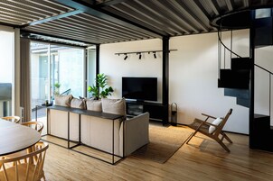 公寓, 露台 | 起居区 | 43-英寸智能电视（配备有线频道  ）