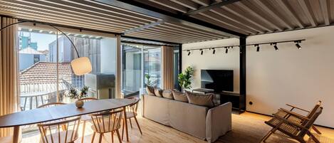 Apartment, 2 Schlafzimmer | Wohnbereich | 43-Zoll-Smart-TV mit Kabelempfang